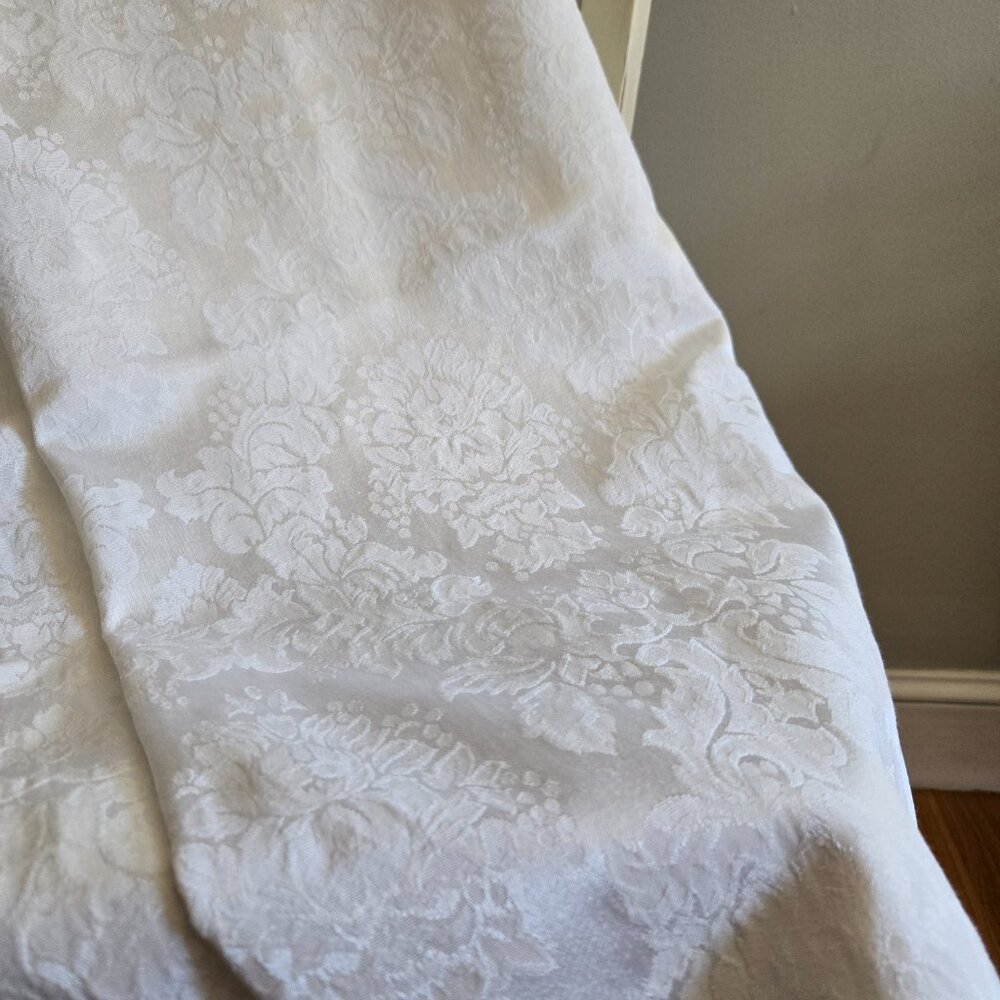 White Damask Floral Tablecloth - Picture 3 of 5